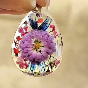 Botanical resin flower jewelry- Pressed Flower Pendant- Floral Botanical jewelry- Resin necklace with real flowers- Gift for mom sister wife