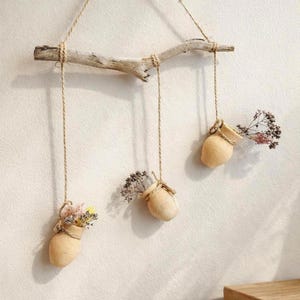 Adorno de pared de madera flotante con mini jarrones de arcilla: decoración rústica de cerámica