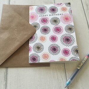 Modèle floral de carte de joyeux anniversaire