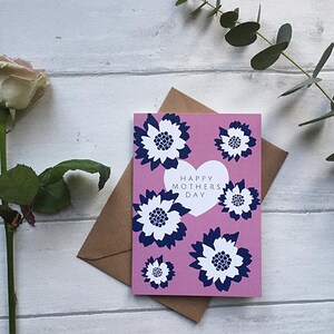 Carte de coeur florale rose de jour de bonne mère