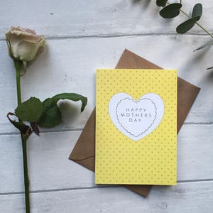 Carte de coeur jaune de jour de coeur de jour heureuse de mères