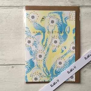 Fleur jaune de marbre de carte de bon anniversaire