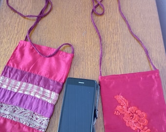 pochette  bandoulière pour smartphone en satin rouge