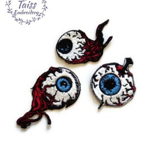 Könnte beinhalten: Drei gestickte Bügelbilder mit einem blutigen Auge mit blauer Iris. Die Patches sind perfekt, um Kleidung, Taschen oder anderen Accessoires einen gruseligen Touch zu verleihen.