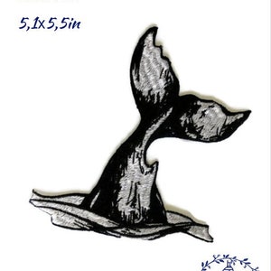 Könnte beinhalten: Schwarz-weiß gestickter Bügel-Patch mit einer Walflosse und silbernem Umriss. Der Patch ist 13 cm x 14 cm groß.