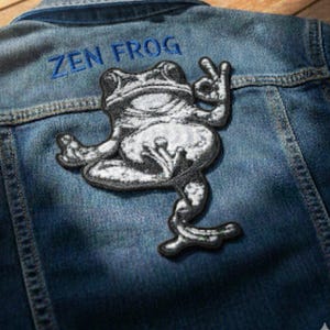Duża haftowana naszywka z żabą zen – 4,5 cala, medytująca ropucha, do prasowania – odznaka z żabą do jogi na kurtki i plecaki – Goblincore Aesthetic
