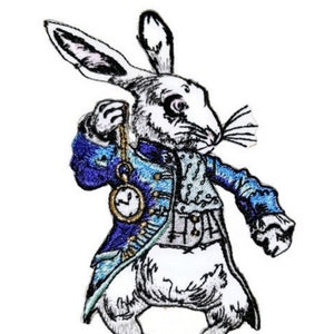 Könnte beinhalten: Ein weißes Kaninchen mit blauer und weißer Kleidung, das eine Taschenuhr hält. Das Kaninchen ist in weiß, blau und gold gestickt. Der Hintergrund ist weiß.