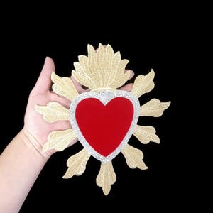 聖なる心の刺繍パッチ、ゴールド＆レッドベルベットハートミラグロ、宗教的な縫い付けアップリケ、衣類用、カトリックギフト、4.6 x 5.1インチ