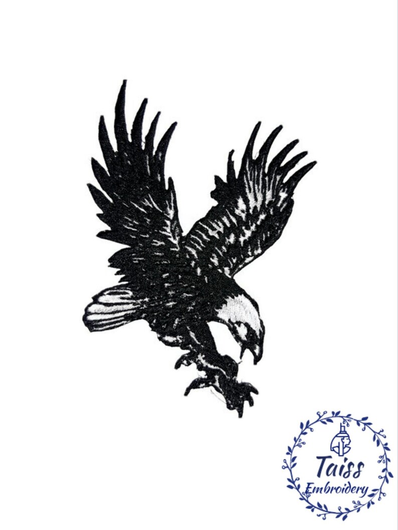 Puede incluir: Parche bordado en blanco y negro de un &aacute;guila en vuelo. El &aacute;guila est&aacute; mirando hacia la derecha y tiene las alas extendidas. Las garras del &aacute;guila est&aacute;n extendidas y parece que est&aacute; descendiendo en picado.