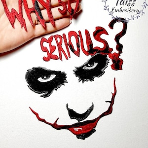 Pode incluir: Patches bordados vermelhos com o texto "Why so serious?" e um rosto de Joker estilizado com um sorriso vermelho. Os patches estão sobre um fundo branco.