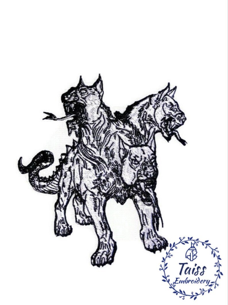 Op de afbeelding: Zwart-witte geborduurde patch van een tweekoppige hond, een mythisch wezen genaamd Cerberus. De hond heeft een lange staart en staat op alle vier poten.
