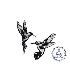 K&ouml;nnte beinhalten: Schwarzwei&szlig;-Stickerei-Design mit zwei Kolibris im Flug. Das Design ist von einem Kranz mit dem Text "Taiss Embroidery" in der Mitte eingerahmt.