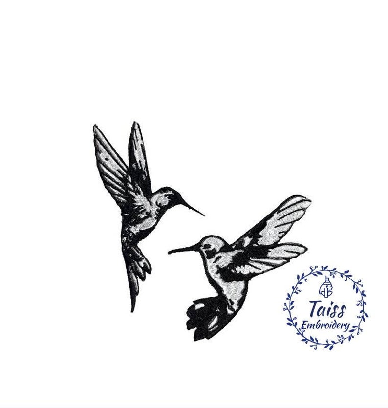 K&ouml;nnte beinhalten: Schwarzwei&szlig;-Stickerei-Design mit zwei Kolibris im Flug. Das Design ist von einem Kranz mit dem Text "Taiss Embroidery" in der Mitte eingerahmt.