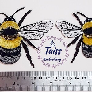 Pu&ograve; includere: Due toppe ricamate di bombi con strisce nere e gialle, ali bianche e zampe nere. Le toppe sono larghe circa 7,5 cm e alte 5 cm.