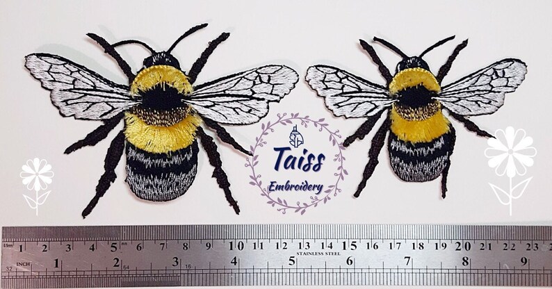 Pu&ograve; includere: Due toppe ricamate di bombi con strisce nere e gialle, ali bianche e zampe nere. Le toppe sono larghe circa 7,5 cm e alte 5 cm.