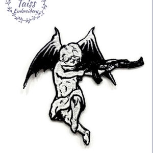 以下が含まれることがあります： 羽根のある天使がライフルを持っている、黒と白の刺繍パッチです。