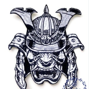 Peut inclure: Patch brod&eacute; en noir et blanc repr&eacute;sentant un guerrier samoura&iuml; portant un casque avec une expression f&eacute;roce. Le patch est d&eacute;taill&eacute; et complexe, avec un aspect textur&eacute;.