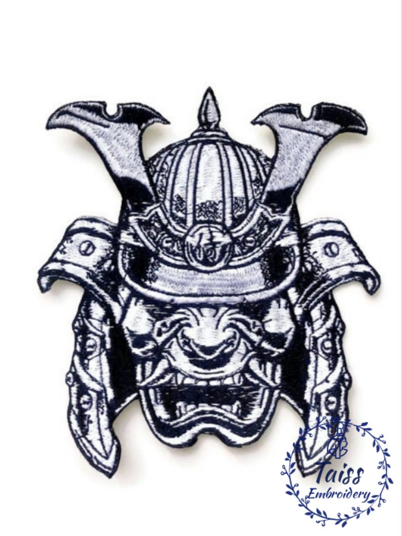 Peut inclure: Patch brod&eacute; en noir et blanc repr&eacute;sentant un guerrier samoura&iuml; portant un casque avec une expression f&eacute;roce. Le patch est d&eacute;taill&eacute; et complexe, avec un aspect textur&eacute;.