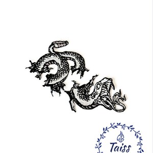 Könnte beinhalten: Schwarz-weiß gestickter Bügelaufkleber mit einer zusammengerollten Schlange mit offenem Maul. Der Patch befindet sich auf weißem Hintergrund. Der Text "Taiss Embroidery" befindet sich in einem blauen Kreis mit floralem Design.