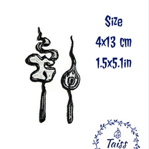 Pode incluir: Dois desenhos bordados de fósforos. Um fósforo está aceso, com detalhes de chama e fumo. O outro fósforo não está aceso. O texto "Size 4x13 cm 1.5x5.1in" é exibido. A imagem também inclui o logotipo "Taiss Embroidery".