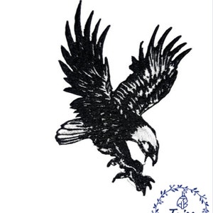 Puede incluir: Silueta en blanco y negro de un &aacute;guila con las alas extendidas, en vuelo. El &aacute;guila est&aacute; mirando hacia la derecha y tiene un pico afilado.
