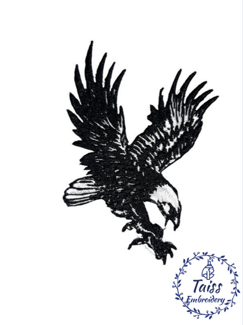 Puede incluir: Silueta en blanco y negro de un &aacute;guila con las alas extendidas, en vuelo. El &aacute;guila est&aacute; mirando hacia la derecha y tiene un pico afilado.