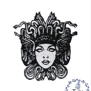 Könnte beinhalten: Schwarz-weiß gestickter Patch von Medusa, einer mythischen griechischen Figur mit Schlangenhaaren, einer Krone und einem strengen Ausdruck.
