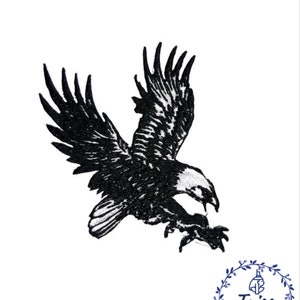 Puede incluir: Parche bordado negro de un &aacute;guila volando con las alas extendidas. El &aacute;guila est&aacute; en posici&oacute;n de picado con las garras extendidas.