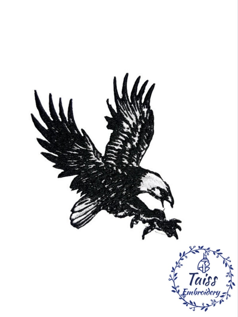Puede incluir: Parche bordado negro de un &aacute;guila volando con las alas extendidas. El &aacute;guila est&aacute; en posici&oacute;n de picado con las garras extendidas.