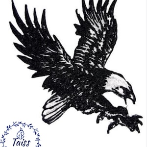 Puede incluir: Parche de hierro negro bordado de un águila en vuelo con las alas extendidas. El águila está mirando hacia la derecha y tiene las garras extendidas.