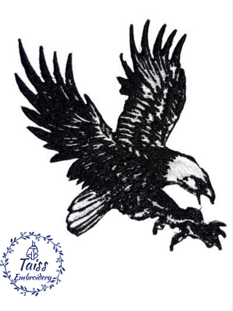 Puede incluir: Parche de hierro negro bordado de un &aacute;guila en vuelo con las alas extendidas. El &aacute;guila est&aacute; mirando hacia la derecha y tiene las garras extendidas.