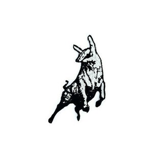 Könnte beinhalten: Schwarz-weiße Silhouette eines Stieres, der mit erhobenen Hörnern nach vorne stürmt.