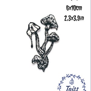 Puede incluir: Parche bordado en blanco y negro de tres setas con tallos que gotean. El parche mide 6x10 cm o 2,3x3,9 pulgadas. El texto "Tais Embroidery" está en un círculo rodeado de hojas.