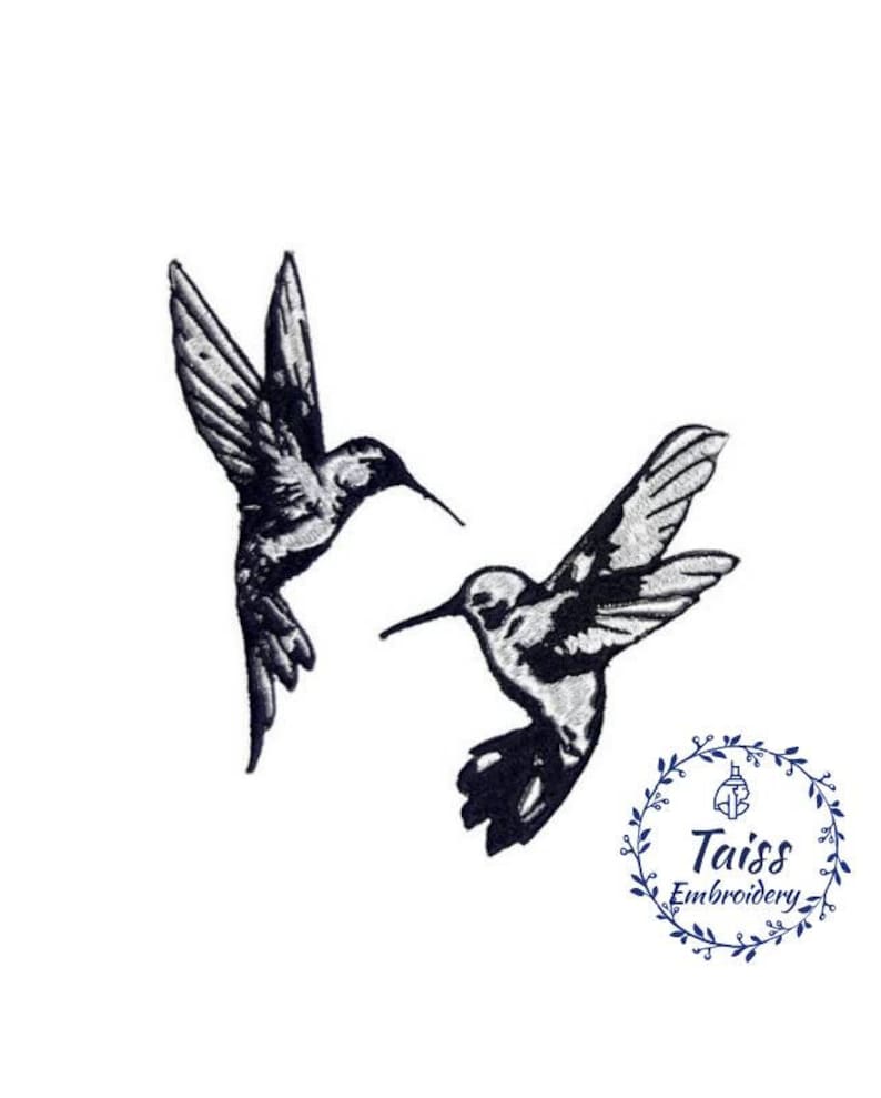 K&ouml;nnte beinhalten: Zwei schwarze und wei&szlig;e Kolibri-Silhouetten, die in entgegengesetzte Richtungen fliegen. Die Kolibris schauen sich an, ihre Schn&auml;bel zeigen sich gegenseitig an.