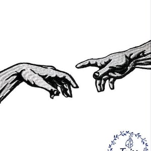 Puede incluir: Diseño de bordado de arte de línea en blanco y negro de dos manos que se alcanzan mutuamente. El diseño recuerda la Creación de Adán de Miguel Ángel. El diseño está enmarcado por una corona con el texto "Taiss Embroidery" en azul.