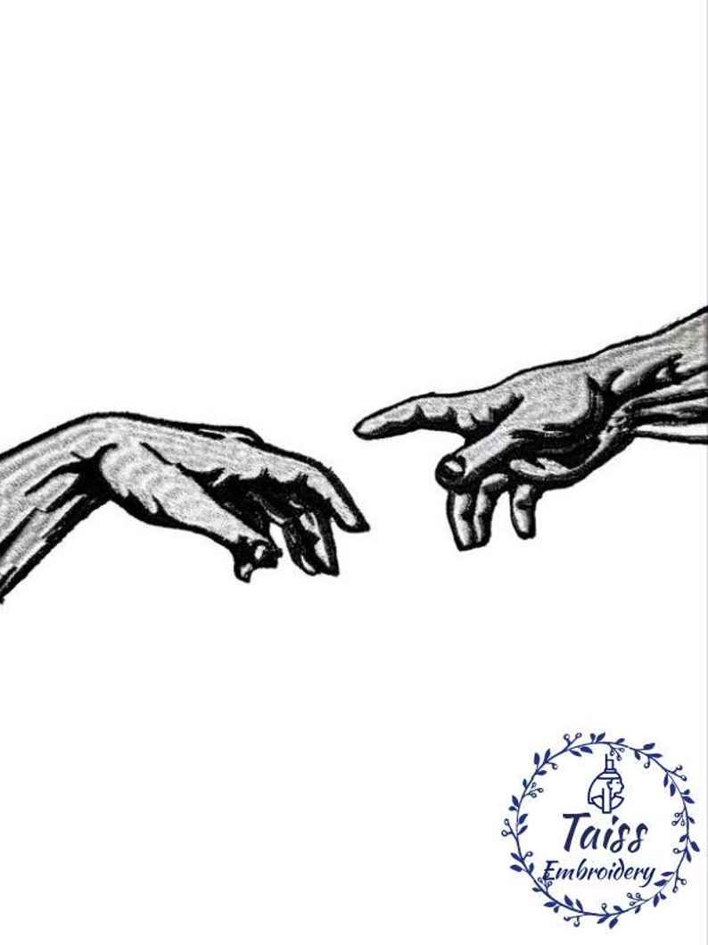 Pu&ograve; includere: Disegno di ricamo in linea in bianco e nero di due mani che si raggiungono a vicenda. Il design ricorda la Creazione di Adamo di Michelangelo. Il design &egrave; incorniciato da una ghirlanda con il testo "Taiss Embroidery" in blu.