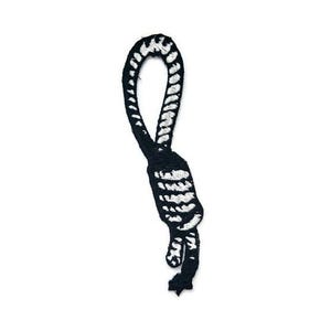 Puede incluir: Parche bordado en blanco y negro de una soga.