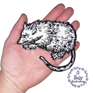 Puede incluir: Parche bordado en blanco y negro de un ratón durmiendo. El parche mide aproximadamente 7,5 cm de ancho y 5 cm de alto.