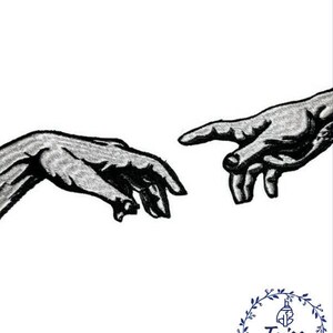 Pu&ograve; includere: Disegno di ricamo in bianco e nero di due mani che si raggiungono, ispirato alla "Creazione di Adamo" di Michelangelo.