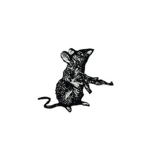 Puede incluir: Ilustración en blanco y negro de un ratón sosteniendo un rifle. El ratón está mirando hacia la derecha y tiene una cola larga.