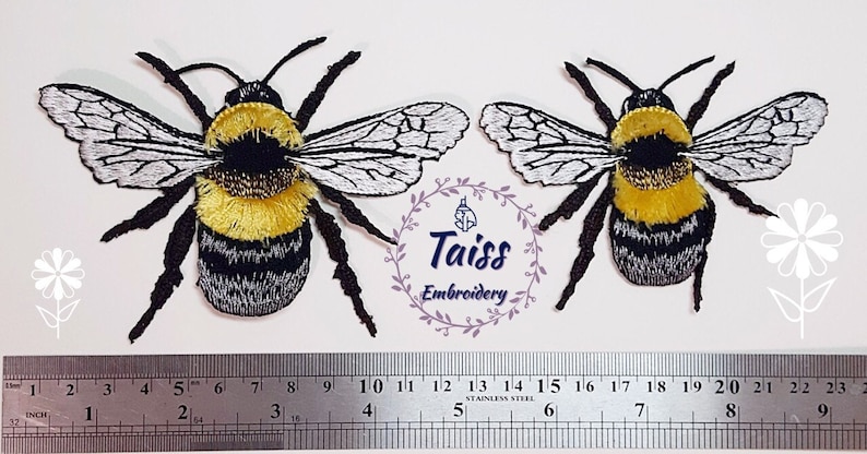 Pu&ograve; includere: Due toppe ricamate di bombi con strisce nere e gialle, ali bianche e zampe nere. Le toppe sono larghe circa 7,5 cm e alte 5 cm.