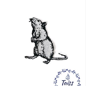 Puede incluir: Parche bordado en blanco y negro de una rata de pie sobre sus patas traseras. La rata está mirando hacia la derecha y tiene una cola larga.