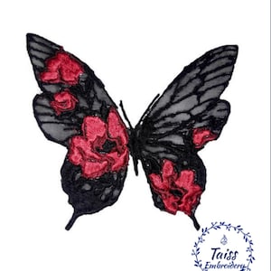 Puede incluir: Diseño de bordado de mariposa negra con acentos florales rojos. La mariposa está delineada con hilo negro y tiene una apariencia delicada y de encaje.