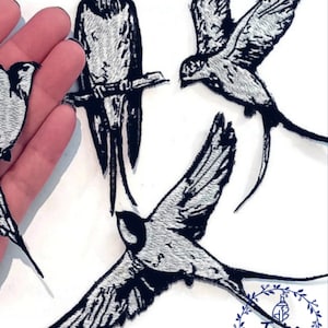 Puede incluir: Cuatro parches bordados termoadhesivos de golondrinas en blanco y negro. Las golondrinas están en varias poses, algunas están volando, otras están posadas en una rama. Los parches son perfectos para agregar un toque de fantasía a la ropa, las bolsas u otros artículos de tela.