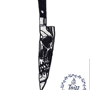 Pode incluir: Etiqueta bordada em preto e branco de uma faca com um design de caveira. A faca é contornada em preto e a caveira é preenchida com preto. A etiqueta tem aproximadamente 7,6 cm de altura.
