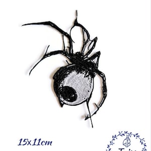 Könnte beinhalten: Schwarz-weiß gestickter Bügelaufkleber einer Spinne mit Netz. Der Patch misst 15 cm x 11 cm. Der Text "Tais Embroidery" befindet sich in einem Kreis mit Blättern drumherum.