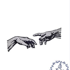 Pu&ograve; includere: Disegno di ricamo in bianco e nero di due mani che si raggiungono, ispirato alla Creazione di Adamo di Michelangelo.