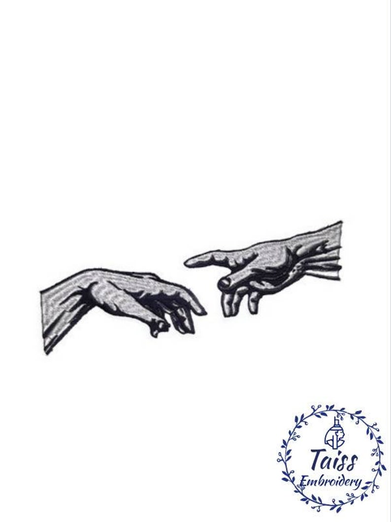 Pu&ograve; includere: Disegno di ricamo in bianco e nero di due mani che si raggiungono, ispirato alla Creazione di Adamo di Michelangelo.