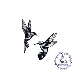 K&ouml;nnte beinhalten: Zwei schwarze und wei&szlig;e Kolibri-Silhouetten im Flug, die sich gegen&uuml;berstehen. Das Bild ist vor einem wei&szlig;en Hintergrund. Der Text "Taiss Embroidery" befindet sich in einem Kreis mit einem floralen Design.