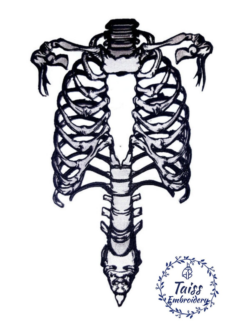 Puede incluir: Parche bordado en blanco y negro de una caja tor&aacute;cica y una columna vertebral humanas. El parche est&aacute; sobre un fondo blanco. El texto "Taiss Embroidery" est&aacute; en un c&iacute;rculo azul con una corona alrededor.